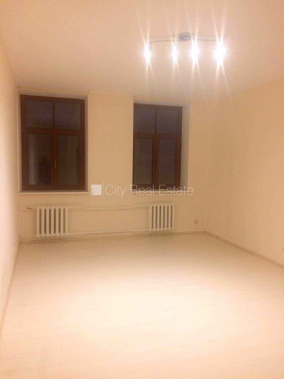 Объявление. Фасадный дом, реновированный дом, охраняемая территория, вход с улицы, лестничная клетка после Цена: 210 EUR/мес. Foto #3