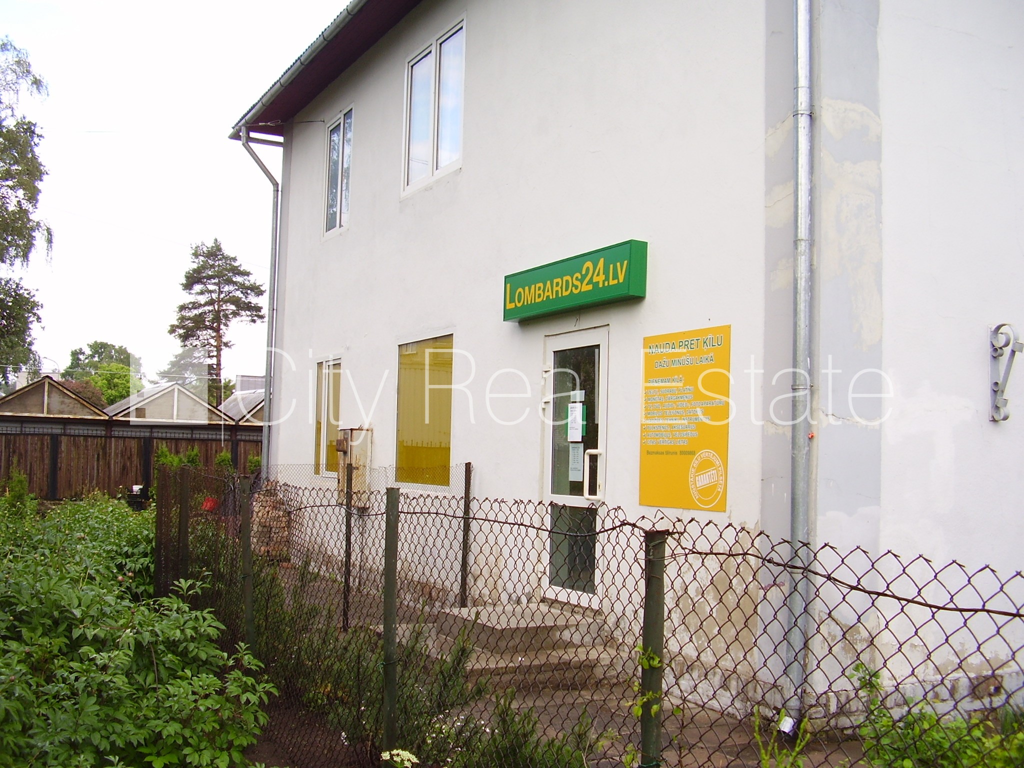 Sludinājumi. Zeme īpašumā, fasādes māja, ķieģeļu mūra sienas, vieta automašīnai, ieeja no ielas, logi vērsti Cena: 55000 EUR Foto #2