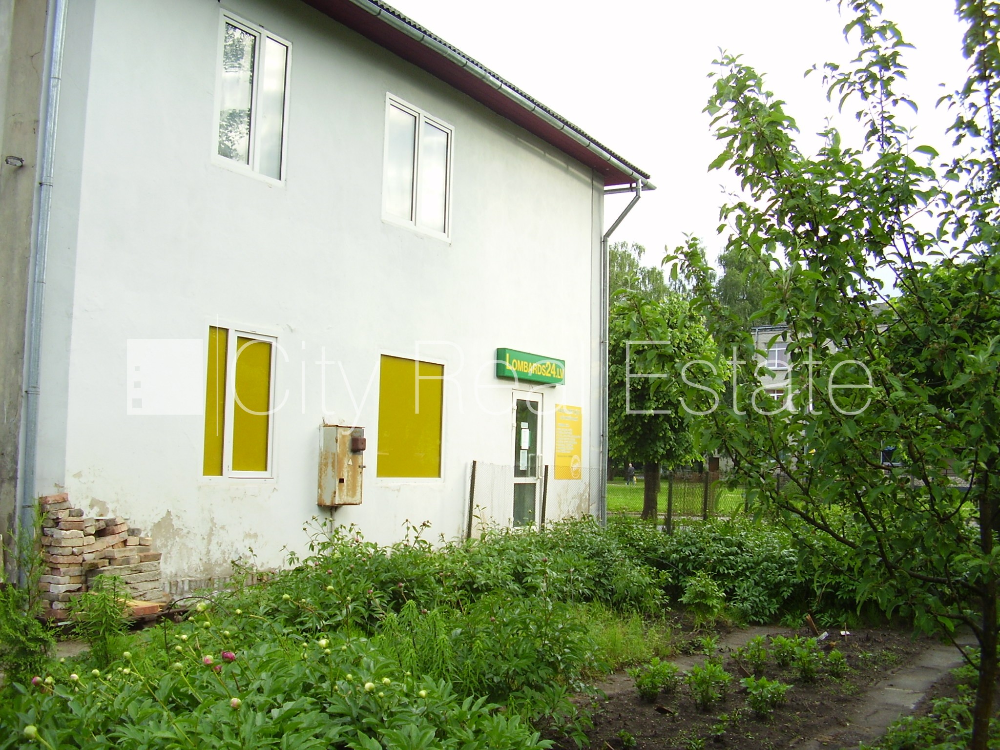 Sludinājumi. Zeme īpašumā, fasādes māja, ķieģeļu mūra sienas, vieta automašīnai, ieeja no ielas, logi vērsti Cena: 55000 EUR Foto #4