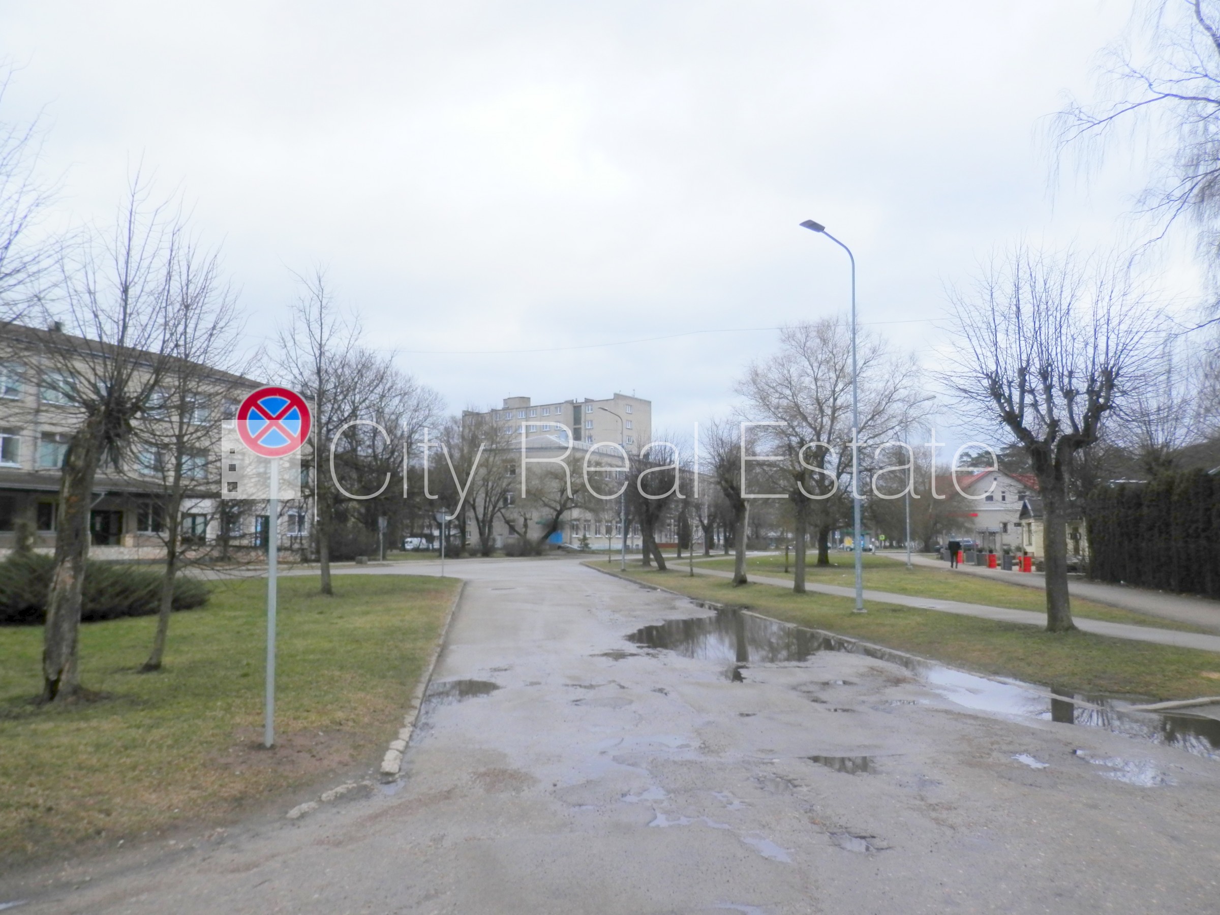 Sludinājumi. Zeme īpašumā, fasādes māja, ķieģeļu mūra sienas, vieta automašīnai, ieeja no ielas, logi vērsti Cena: 55000 EUR Foto #5