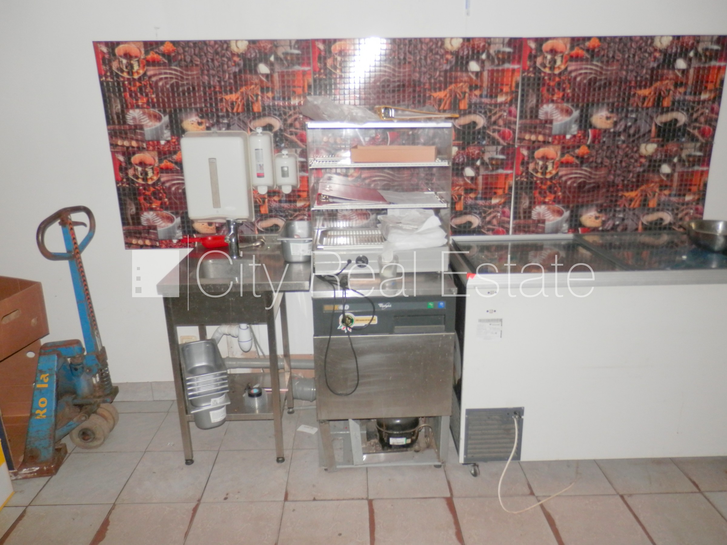 Sludinājumi. Fasādes māja, ieeja no ielas, ieeja no pagalma, logi vērsti mājas abās pusēs, mājā pieslēgta 3 fāžu Cena: 700 EUR/mēn Foto #5