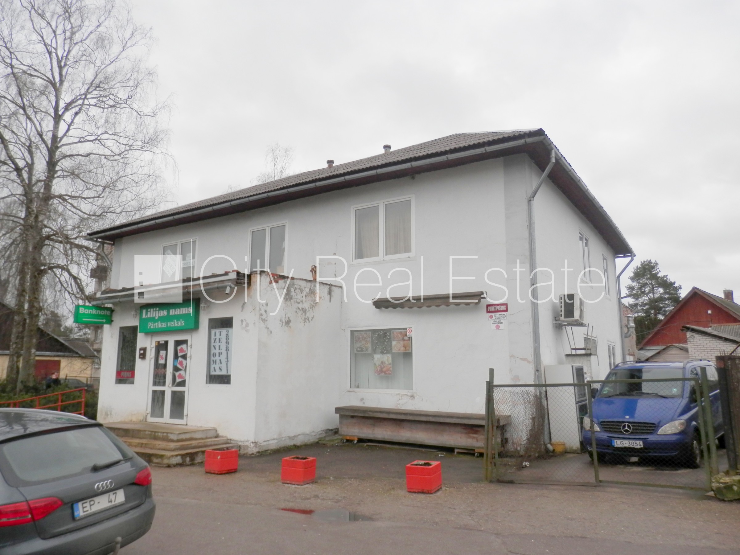 Sludinājumi. Fasādes māja, ieeja no ielas, ieeja no pagalma, logi vērsti mājas abās pusēs, mājā pieslēgta 3 fāžu Cena: 700 EUR/mēn Foto #2