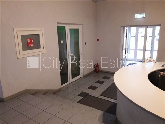 Sludinājumi. Fasādes māja, renovēta māja, vieta vairākām automašīnām, ieeja no ielas, logi vērsti mājas abās Cena: 1630 EUR/mēn Foto #2