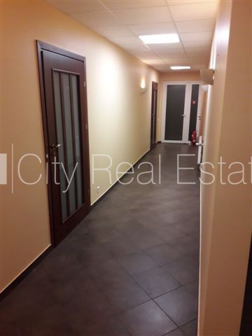 Sludinājumi. Fasādes māja, renovēta māja, vieta vairākām automašīnām, ieeja no ielas, logi vērsti mājas abās Cena: 1630 EUR/mēn Foto #15