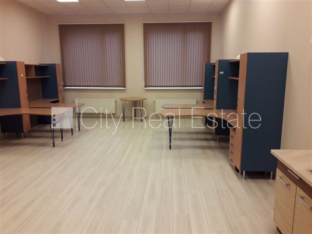 Sludinājumi. Fasādes māja, renovēta māja, vieta vairākām automašīnām, ieeja no ielas, logi vērsti mājas abās Cena: 1630 EUR/mēn Foto #3