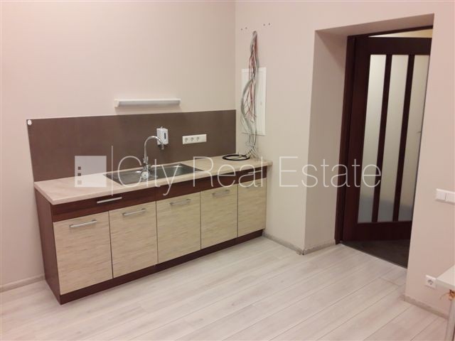 Sludinājumi. Fasādes māja, renovēta māja, vieta vairākām automašīnām, ieeja no ielas, logi vērsti mājas abās Cena: 1630 EUR/mēn Foto #6