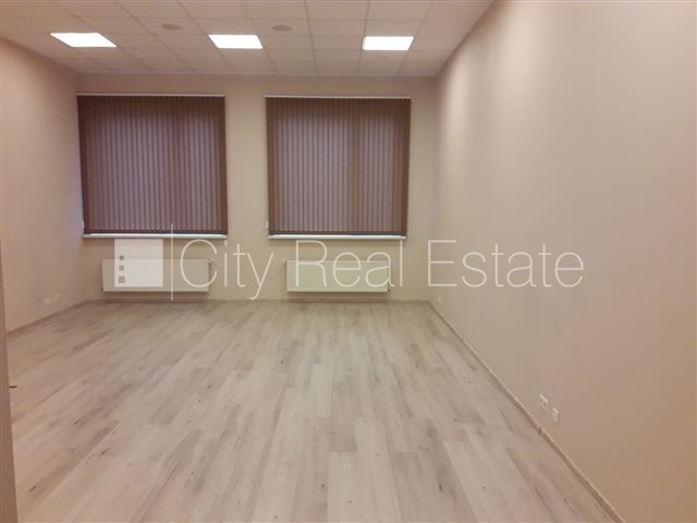 Sludinājumi. Fasādes māja, renovēta māja, vieta vairākām automašīnām, ieeja no ielas, logi vērsti mājas abās Cena: 1630 EUR/mēn Foto #5