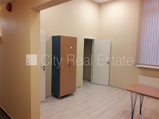 Sludinājumi. Fasādes māja, renovēta māja, vieta vairākām automašīnām, ieeja no ielas, logi vērsti mājas abās Cena: 1630 EUR/mēn Foto #10