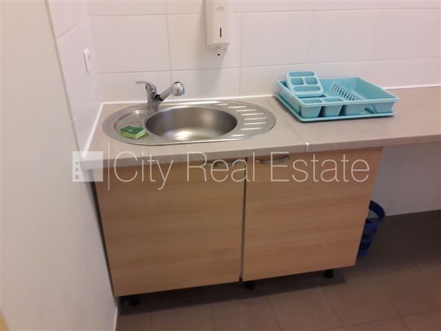 Sludinājumi. Fasādes māja, renovēta māja, vieta vairākām automašīnām, ieeja no ielas, logi vērsti mājas abās Cena: 1630 EUR/mēn Foto #11