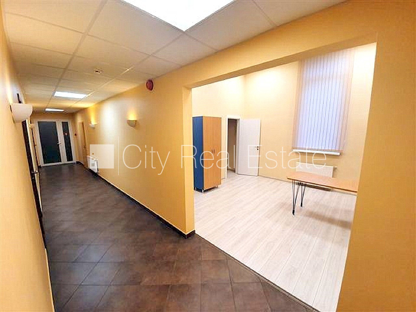 Sludinājumi. Fasādes māja, renovēta māja, vieta vairākām automašīnām, ieeja no ielas, logi vērsti mājas abās Cena: 1630 EUR/mēn Foto #8