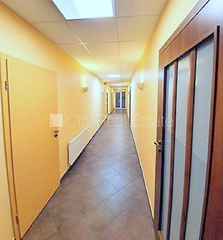 Sludinājumi. Fasādes māja, renovēta māja, vieta vairākām automašīnām, ieeja no ielas, logi vērsti mājas abās Cena: 1630 EUR/mēn Foto #7