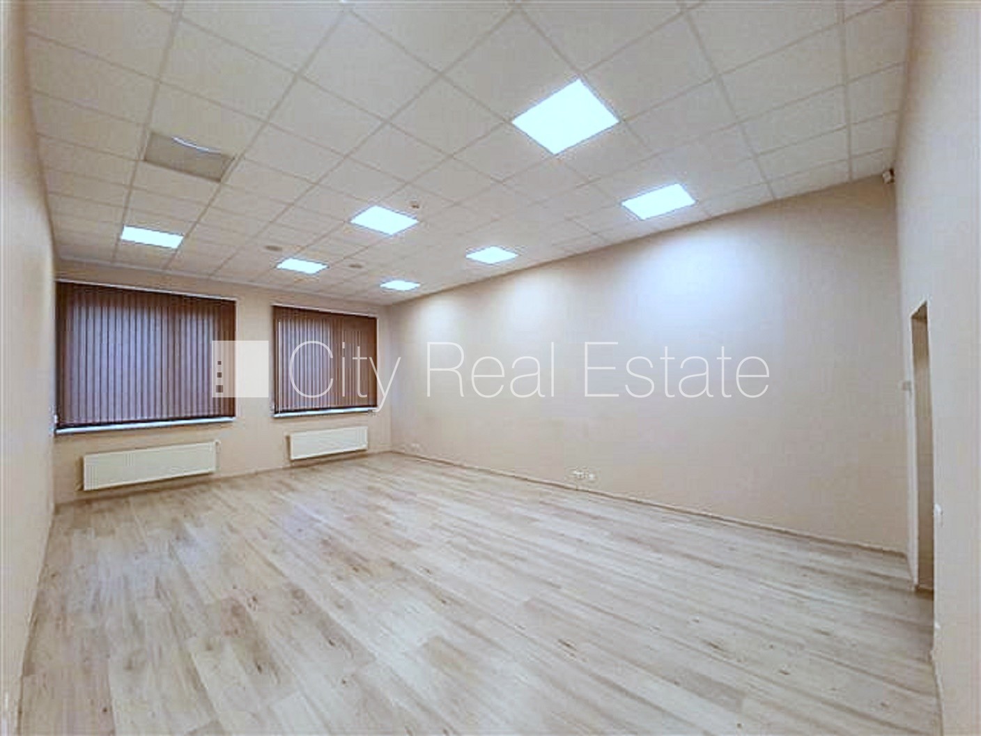 Sludinājumi. Fasādes māja, renovēta māja, vieta vairākām automašīnām, ieeja no ielas, logi vērsti mājas abās Cena: 1630 EUR/mēn Foto #4