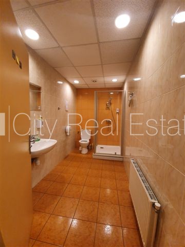 Sludinājumi. Fasādes māja, renovēta māja, vieta vairākām automašīnām, ieeja no ielas, logi vērsti mājas abās Cena: 1630 EUR/mēn Foto #12