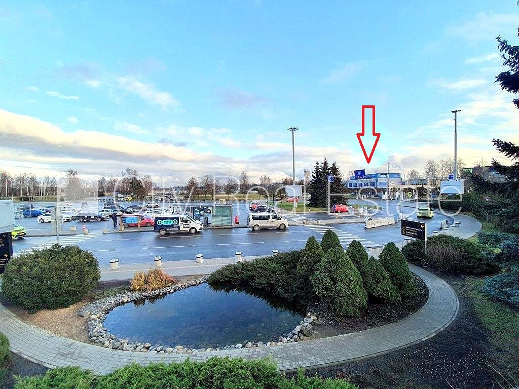 Sludinājumi. Fasādes māja, renovēta māja, vieta vairākām automašīnām, ieeja no ielas, logi vērsti mājas abās Cena: 1630 EUR/mēn Foto #17