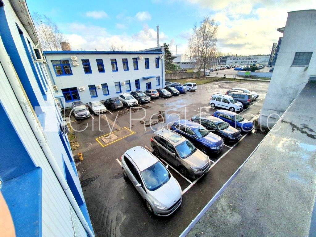 Sludinājumi. Fasādes māja, renovēta māja, vieta vairākām automašīnām, ieeja no ielas, logi vērsti mājas abās Cena: 1630 EUR/mēn Foto #19