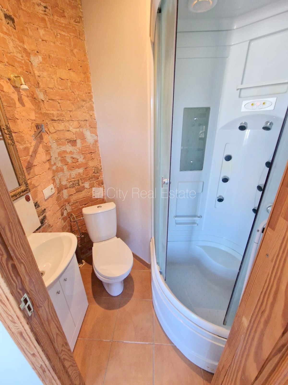 Объявление. Фасадный дом, реновированный дом, закрытый двор, вход с улицы, лестничная клетка после Цена: 260 EUR/мес. Foto #11