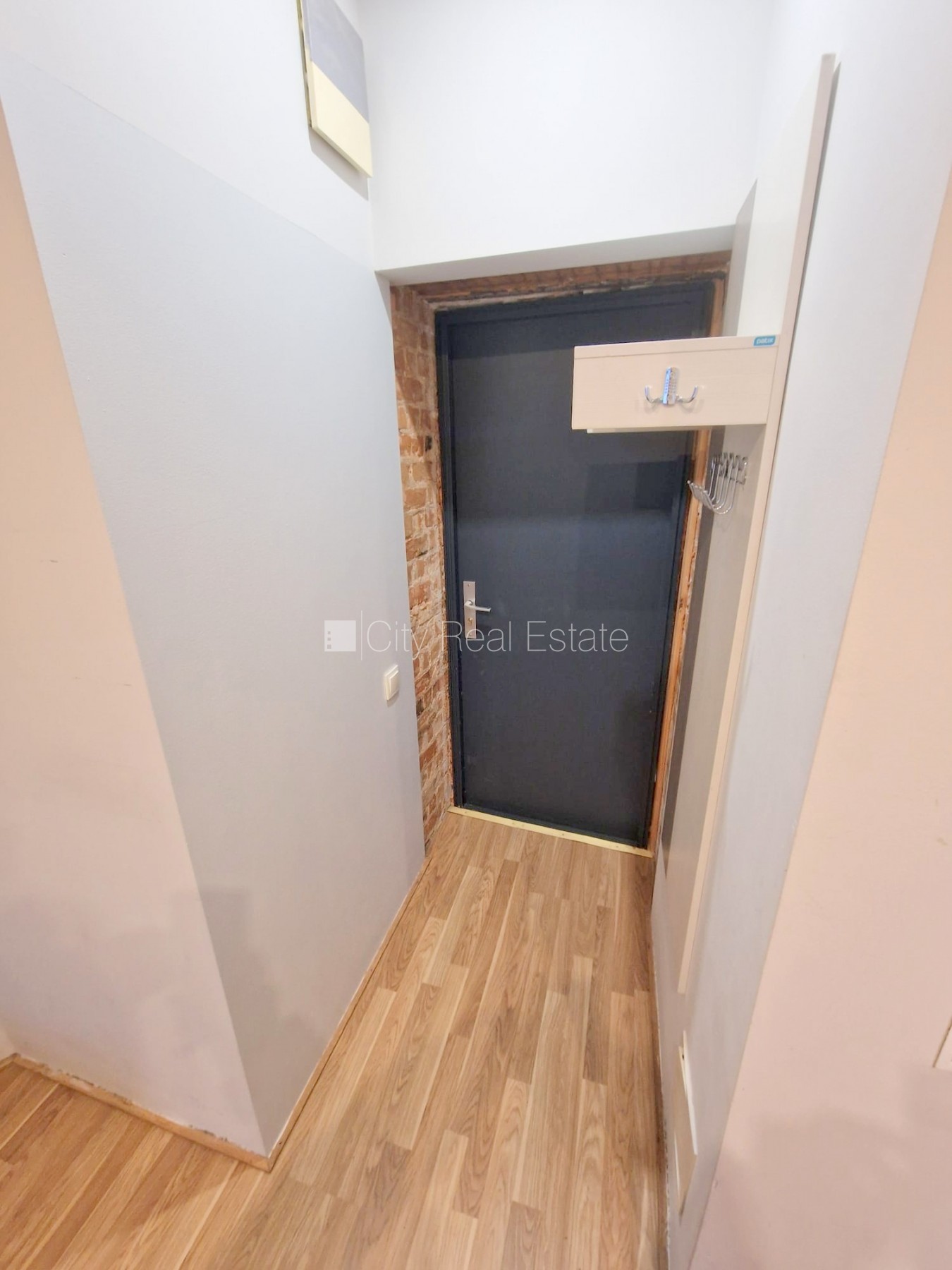 Объявление. Фасадный дом, реновированный дом, закрытый двор, вход с улицы, лестничная клетка после Цена: 260 EUR/мес. Foto #5