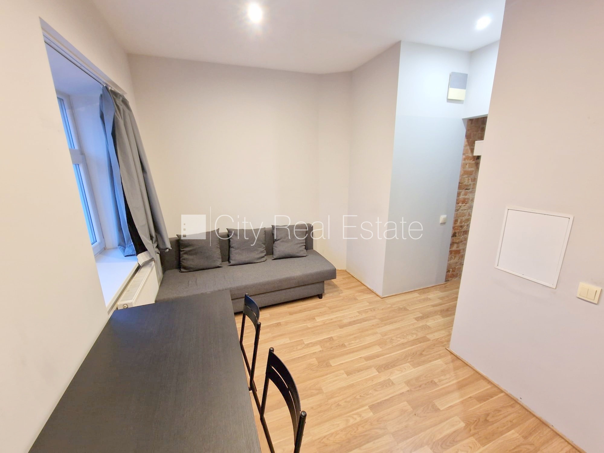 Объявление. Фасадный дом, реновированный дом, закрытый двор, вход с улицы, лестничная клетка после Цена: 260 EUR/мес. Foto #4