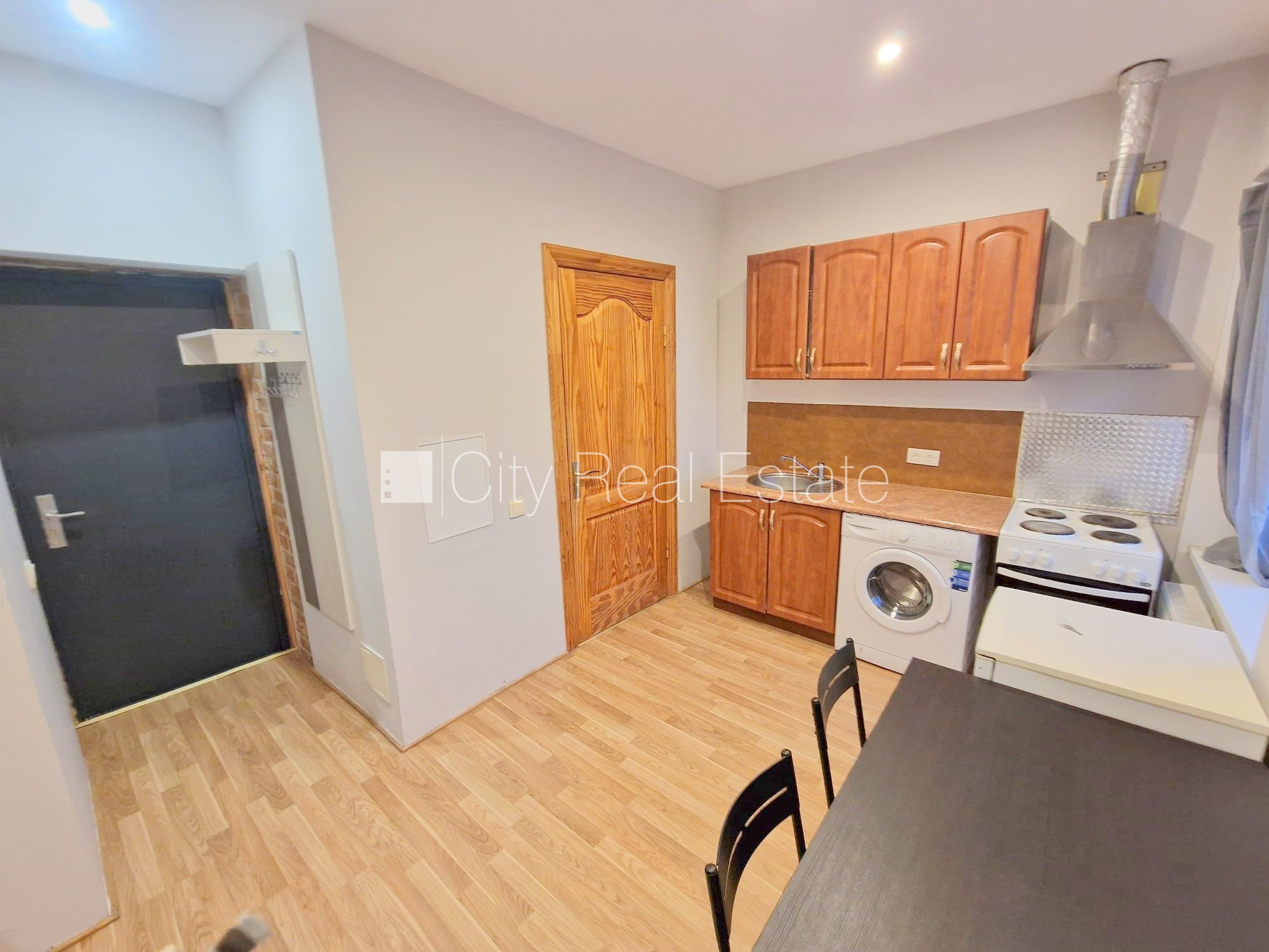 Объявление. Фасадный дом, реновированный дом, закрытый двор, вход с улицы, лестничная клетка после Цена: 260 EUR/мес. Foto #7