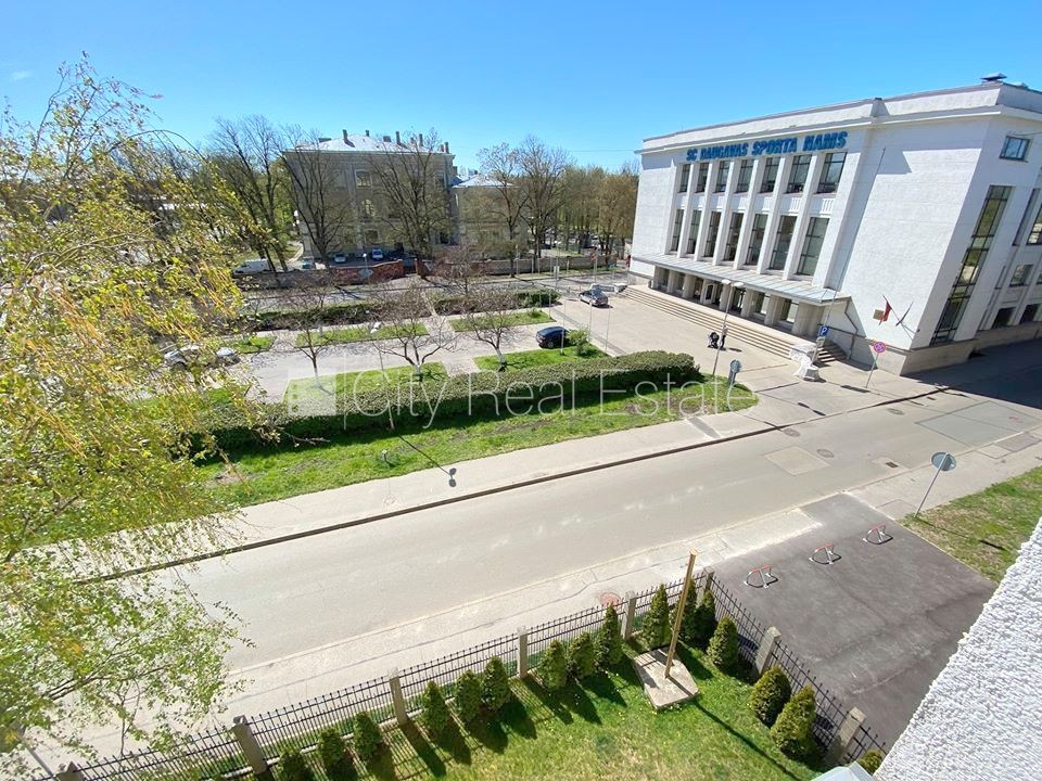 Объявление. Фасадный дом, реновированный дом, закрытый двор, вход с улицы, лестничная клетка после Цена: 260 EUR/мес. Foto #10