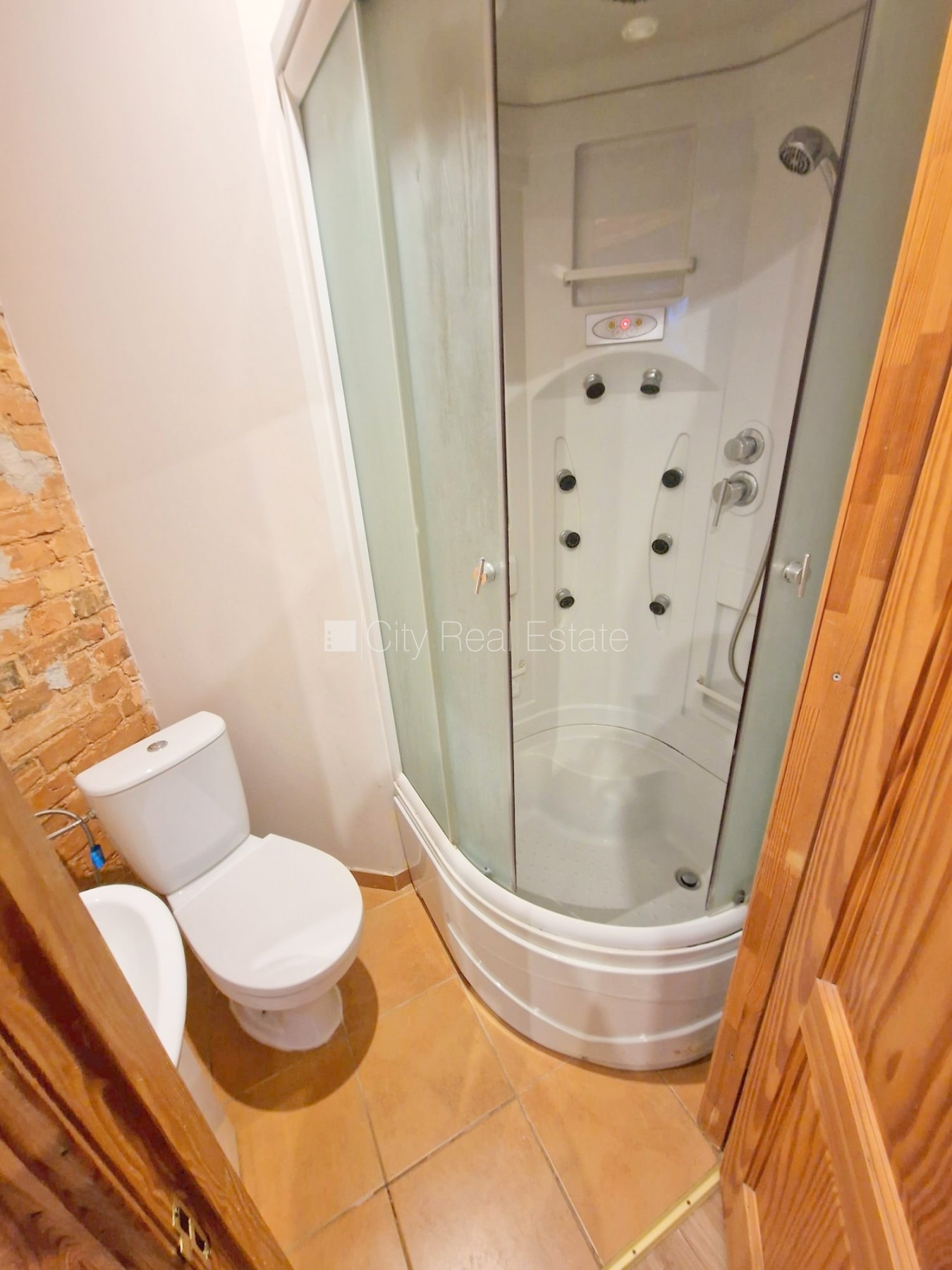 Объявление. Фасадный дом, реновированный дом, закрытый двор, вход с улицы, лестничная клетка после Цена: 260 EUR/мес. Foto #6