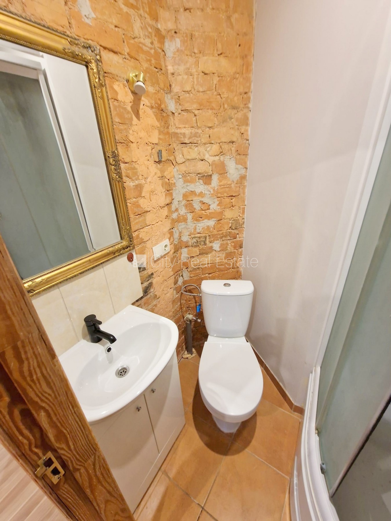 Объявление. Фасадный дом, реновированный дом, закрытый двор, вход с улицы, лестничная клетка после Цена: 260 EUR/мес. Foto #9