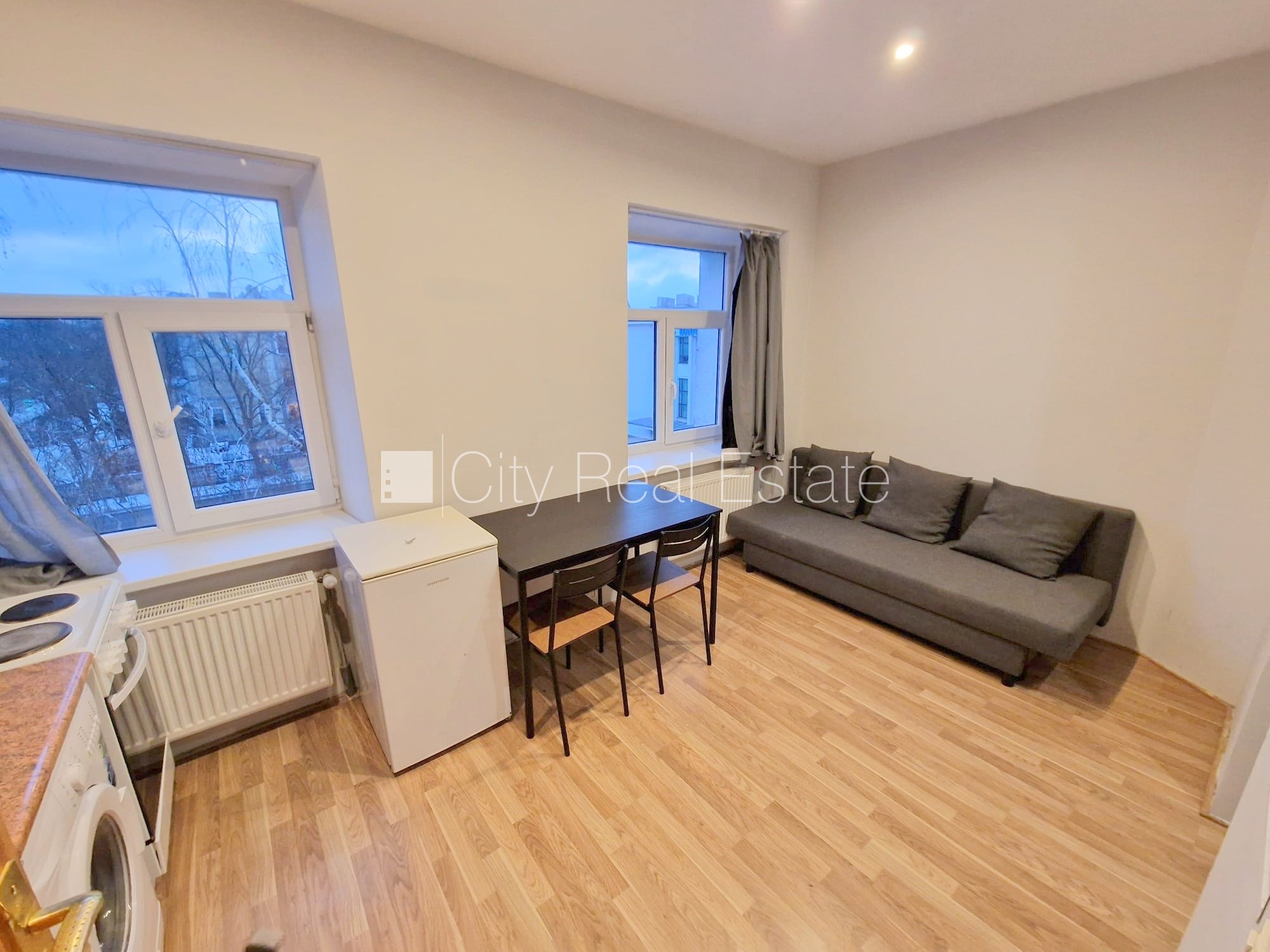 Объявление. Фасадный дом, реновированный дом, закрытый двор, вход с улицы, лестничная клетка после Цена: 260 EUR/мес. Foto #1