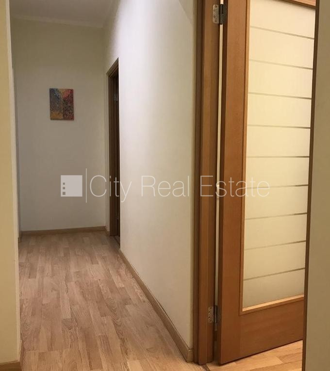 Sludinājumi. Pagalma māja, renovēta māja, labiekārtots apzaļumots pagalms, teritorijas iebrauktuves vārti Cena: 1485 EUR/mēn Foto #9