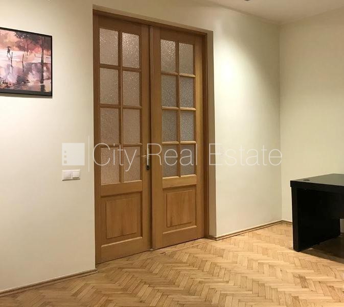 Sludinājumi. Pagalma māja, renovēta māja, labiekārtots apzaļumots pagalms, teritorijas iebrauktuves vārti Cena: 1485 EUR/mēn Foto #7