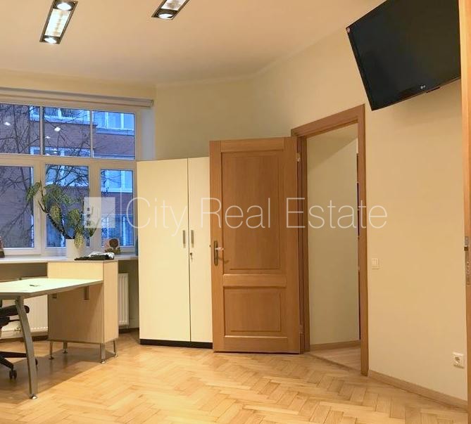 Sludinājumi. Pagalma māja, renovēta māja, labiekārtots apzaļumots pagalms, teritorijas iebrauktuves vārti Cena: 1485 EUR/mēn Foto #5