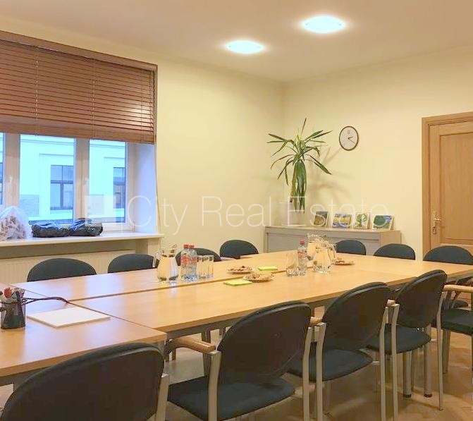 Sludinājumi. Pagalma māja, renovēta māja, labiekārtots apzaļumots pagalms, teritorijas iebrauktuves vārti Cena: 1485 EUR/mēn Foto #2