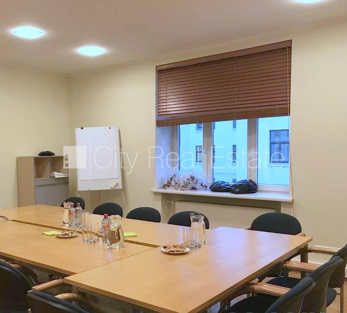 Sludinājumi. Pagalma māja, renovēta māja, labiekārtots apzaļumots pagalms, teritorijas iebrauktuves vārti Cena: 1485 EUR/mēn Foto #1