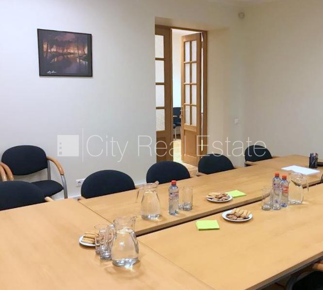 Sludinājumi. Pagalma māja, renovēta māja, labiekārtots apzaļumots pagalms, teritorijas iebrauktuves vārti Cena: 1485 EUR/mēn Foto #3