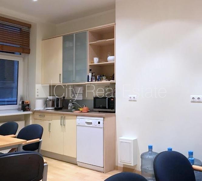 Sludinājumi. Pagalma māja, renovēta māja, labiekārtots apzaļumots pagalms, teritorijas iebrauktuves vārti Cena: 1485 EUR/mēn Foto #8