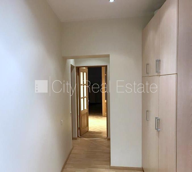 Sludinājumi. Pagalma māja, renovēta māja, labiekārtots apzaļumots pagalms, teritorijas iebrauktuves vārti Cena: 1485 EUR/mēn Foto #10