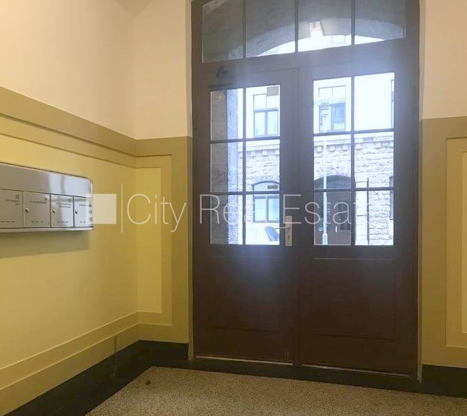 Sludinājumi. Pagalma māja, renovēta māja, labiekārtots apzaļumots pagalms, teritorijas iebrauktuves vārti Cena: 1485 EUR/mēn Foto #13