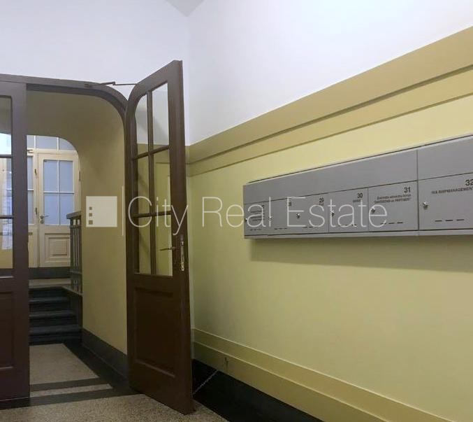 Sludinājumi. Pagalma māja, renovēta māja, labiekārtots apzaļumots pagalms, teritorijas iebrauktuves vārti Cena: 1485 EUR/mēn Foto #14