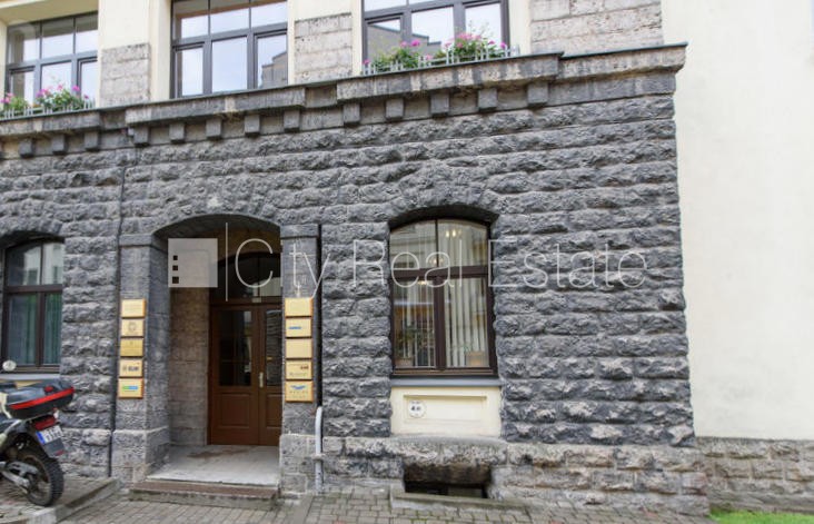 Sludinājumi. Pagalma māja, renovēta māja, labiekārtots apzaļumots pagalms, teritorijas iebrauktuves vārti Cena: 1485 EUR/mēn Foto #15