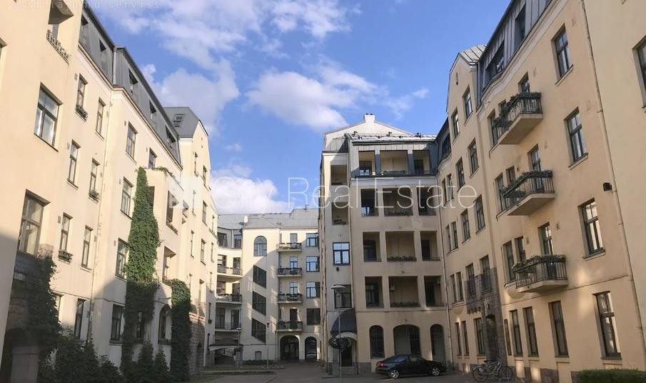 Sludinājumi. Pagalma māja, renovēta māja, labiekārtots apzaļumots pagalms, teritorijas iebrauktuves vārti Cena: 1485 EUR/mēn Foto #16