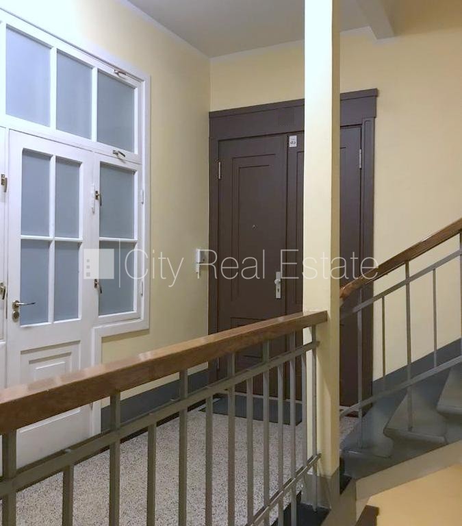 Sludinājumi. Pagalma māja, renovēta māja, labiekārtots apzaļumots pagalms, teritorijas iebrauktuves vārti Cena: 1485 EUR/mēn Foto #12