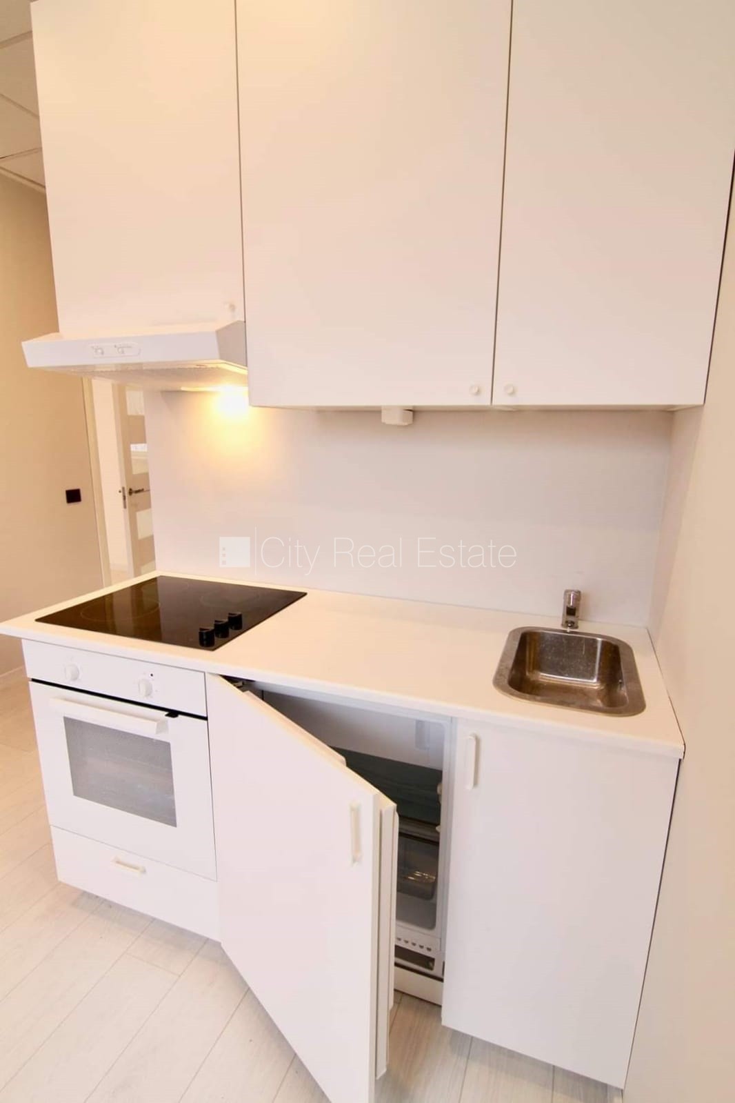 Sludinājumi. Renovēta māja, slēgts pagalms, ieeja no ielas, kāpņu telpa pēc kapitālā remonta, logi vērsti uz Cena: 370 EUR/mēn Foto #12