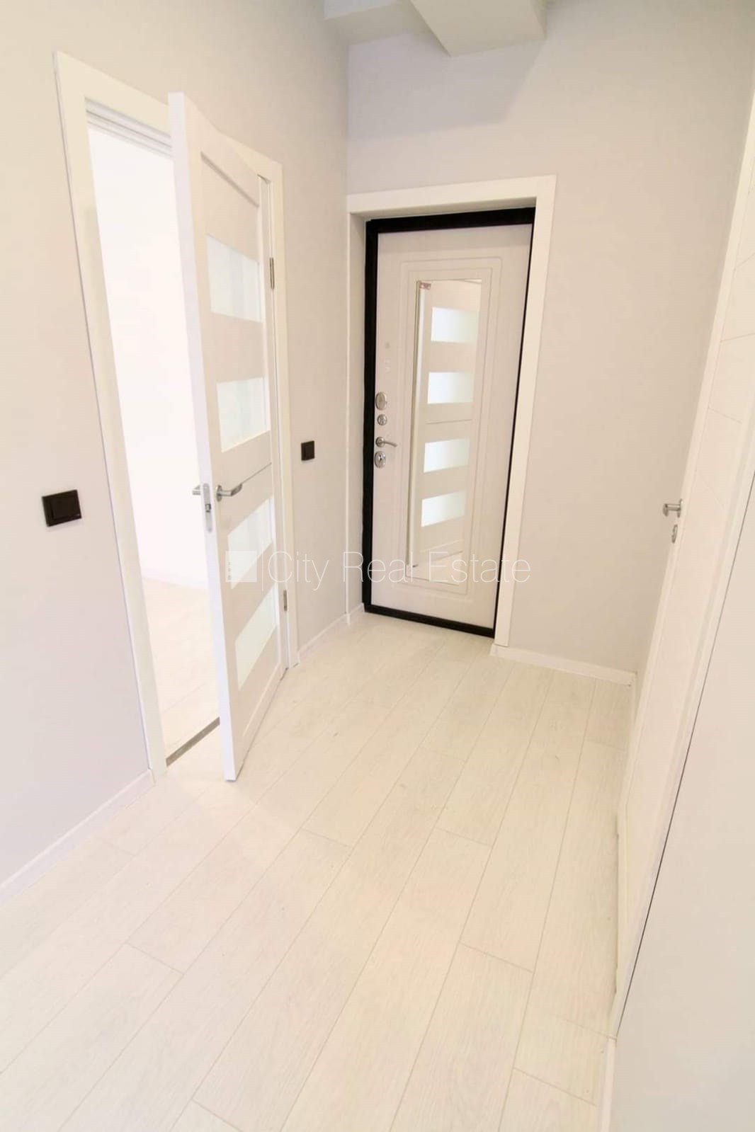 Sludinājumi. Renovēta māja, slēgts pagalms, ieeja no ielas, kāpņu telpa pēc kapitālā remonta, logi vērsti uz Cena: 370 EUR/mēn Foto #18