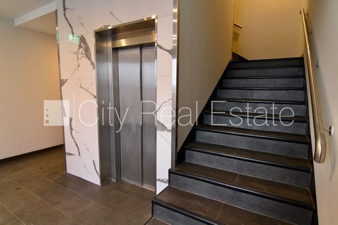 Sludinājumi. Renovēta māja, slēgts pagalms, ieeja no ielas, kāpņu telpa pēc kapitālā remonta, logi vērsti uz Cena: 370 EUR/mēn Foto #22
