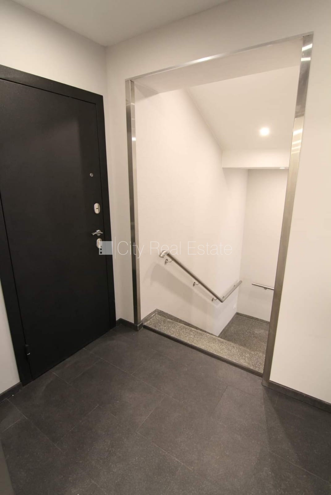 Sludinājumi. Renovēta māja, slēgts pagalms, ieeja no ielas, kāpņu telpa pēc kapitālā remonta, logi vērsti uz Cena: 370 EUR/mēn Foto #19
