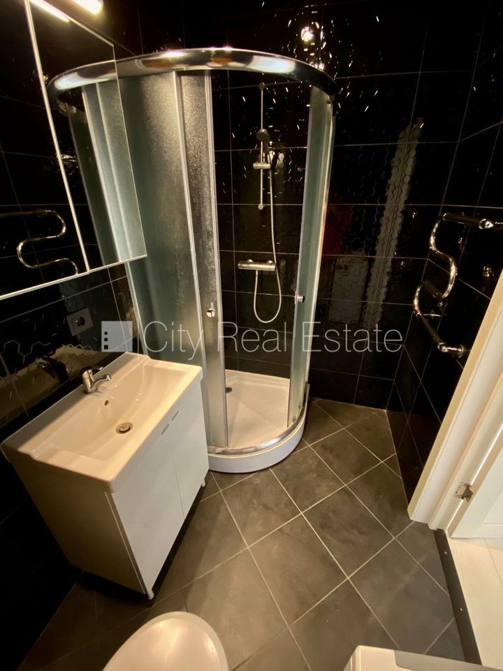 Sludinājumi. Renovēta māja, slēgts pagalms, ieeja no ielas, kāpņu telpa pēc kapitālā remonta, logi vērsti uz Cena: 370 EUR/mēn Foto #16