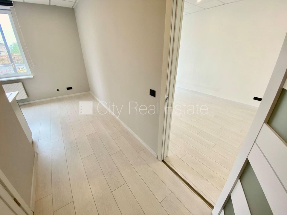 Sludinājumi. Renovēta māja, slēgts pagalms, ieeja no ielas, kāpņu telpa pēc kapitālā remonta, logi vērsti uz Cena: 370 EUR/mēn Foto #3