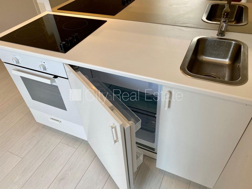 Sludinājumi. Renovēta māja, slēgts pagalms, ieeja no ielas, kāpņu telpa pēc kapitālā remonta, logi vērsti uz Cena: 370 EUR/mēn Foto #13