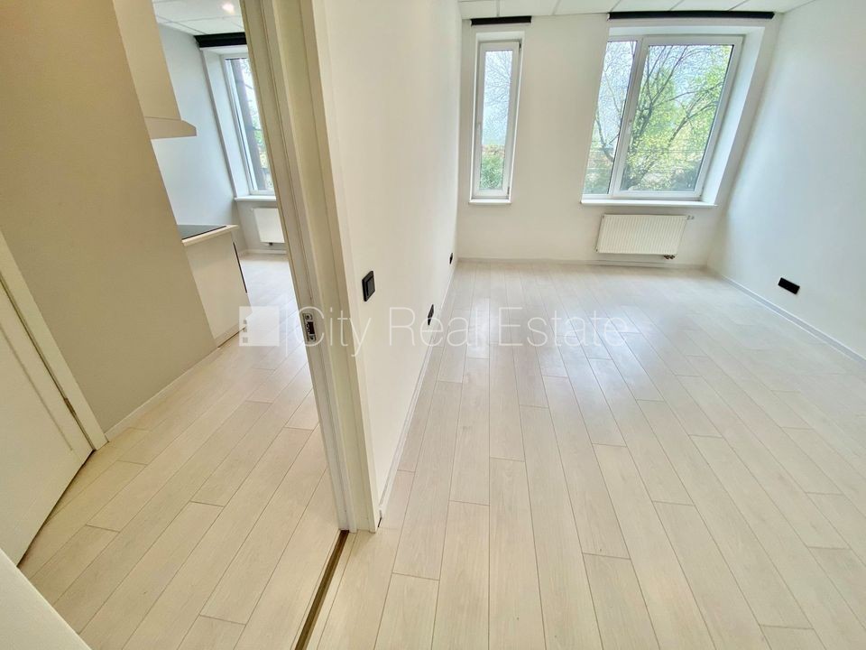 Sludinājumi. Renovēta māja, slēgts pagalms, ieeja no ielas, kāpņu telpa pēc kapitālā remonta, logi vērsti uz Cena: 370 EUR/mēn Foto #2