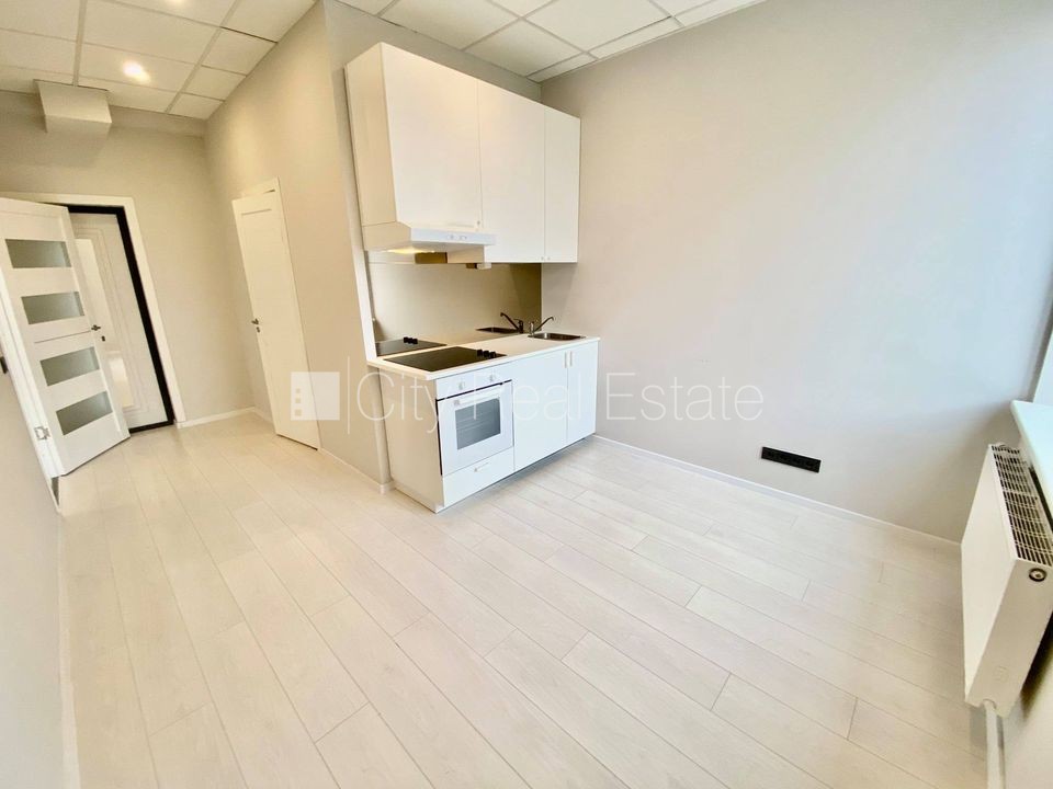 Sludinājumi. Renovēta māja, slēgts pagalms, ieeja no ielas, kāpņu telpa pēc kapitālā remonta, logi vērsti uz Cena: 370 EUR/mēn Foto #1