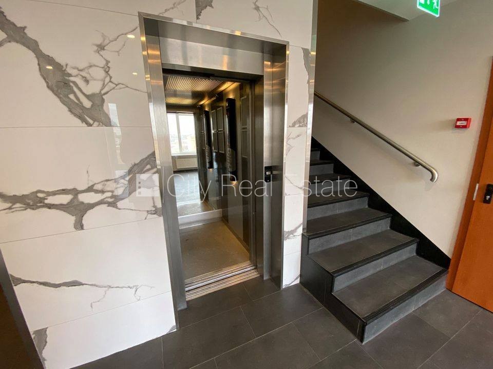 Sludinājumi. Renovēta māja, slēgts pagalms, ieeja no ielas, kāpņu telpa pēc kapitālā remonta, logi vērsti uz Cena: 370 EUR/mēn Foto #21